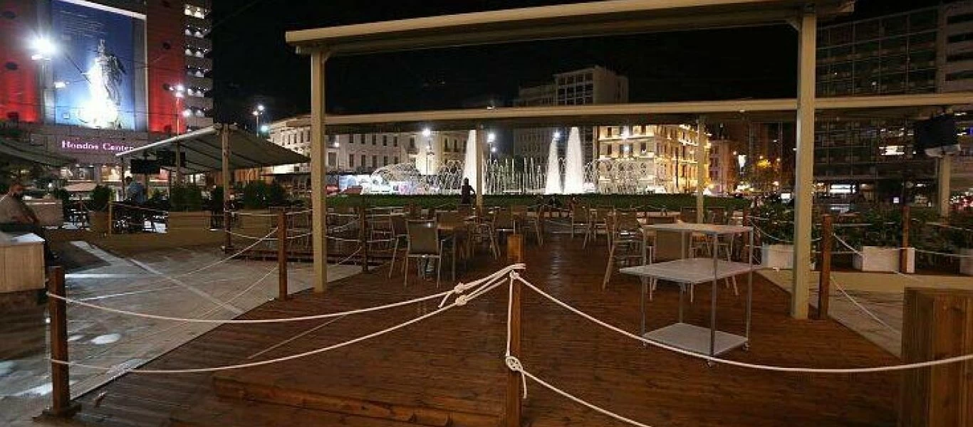 Άδειες πόλεις Αθήνα και Θεσσαλονίκη μετά τις απαγορεύσεις κυκλοφορίας και οι απόκοσμοι ήχοι των έρημων δρόμων